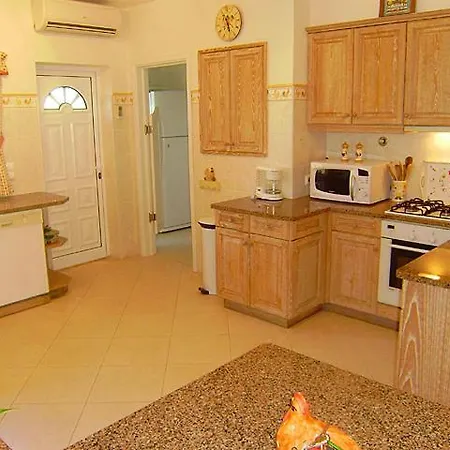 Sleeps 8 With Pool And Air Con